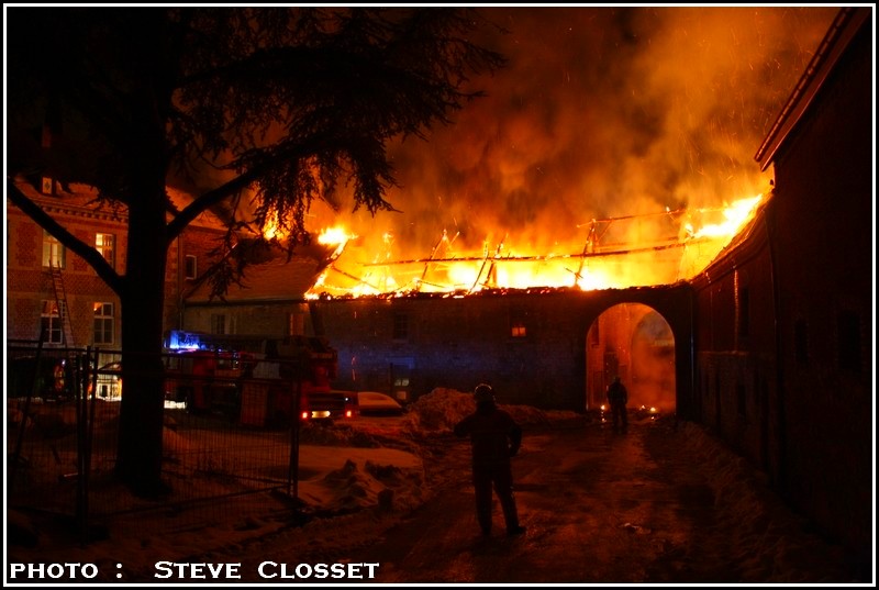 29/12/10 - L'Abbaye de Rochefort est en feu + photos Incend23