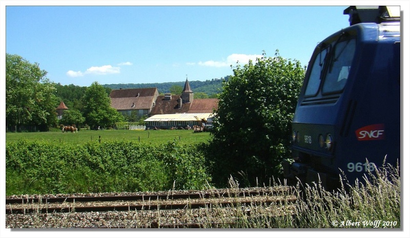 Chevaux, toit pointu et train Dbv20113