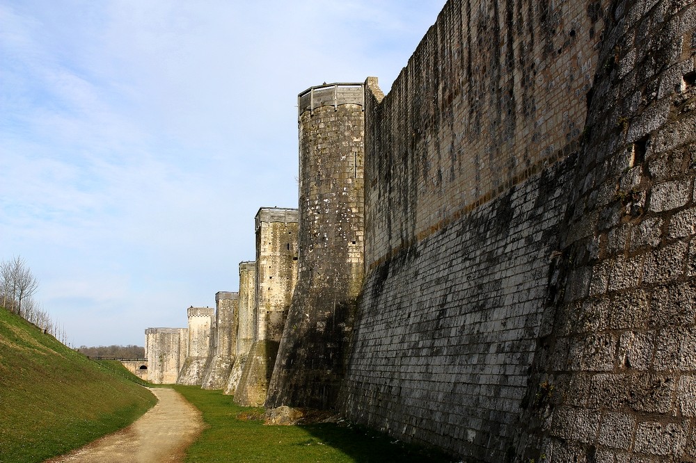 Au pied des remparts de Provins 322