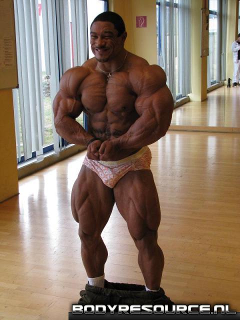 Roelly Winklaar en prépa pour l'Arnold classic 2010 - Page 2 Shittt10