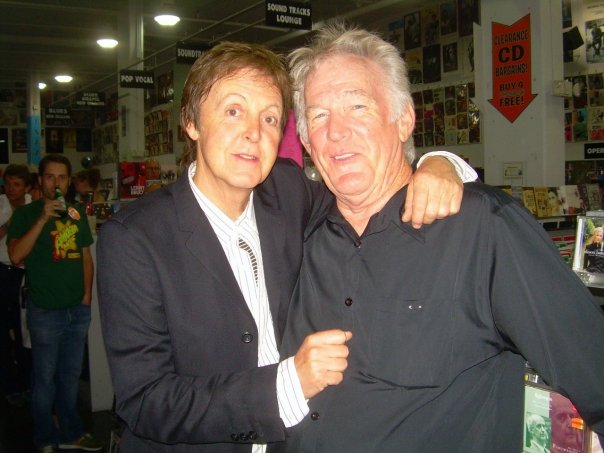 paul - Paul et Denny Seiwell en 2007 à Amoeba. Paulde10