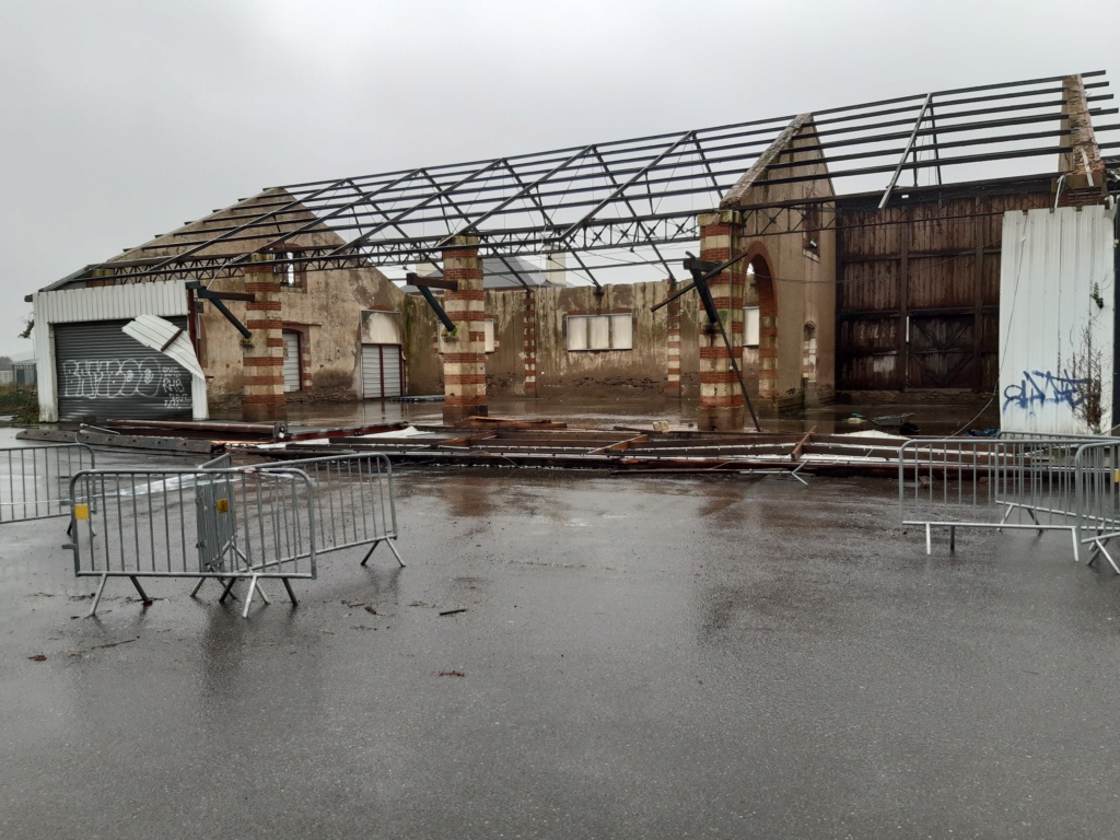 Tempête Ciaran Chateaulin toiture endommagée ancienne halle 20231119