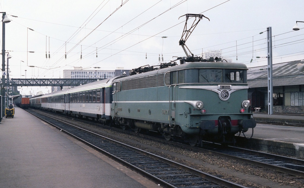 Rennes photos locomotives électriques et diésel en gare et au dépôt Rennes58