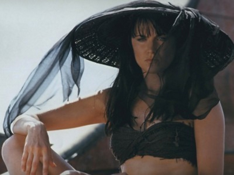 Xena - Page 38 Lucy-l11