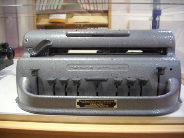Auguste Mauler: l'inventeur de la machine à écrire le braille. Braill10