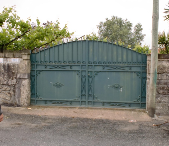 Exemplo de várias portas em ferro (colocadas à já algum tempo) Portao11