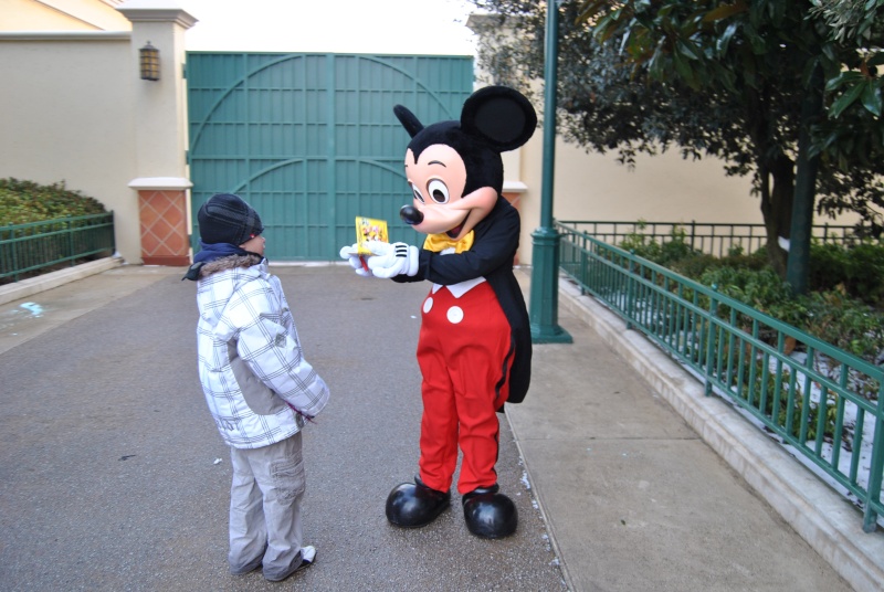 notre petit mickey - Page 4 Photo_54