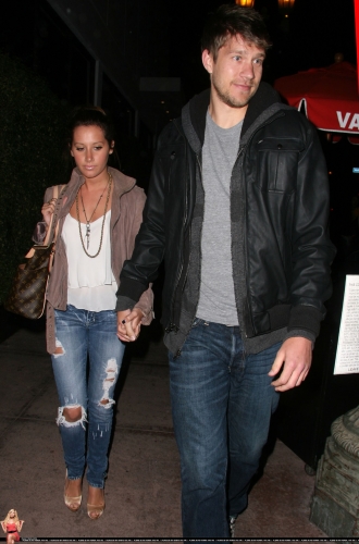 May 18 - Leaving Beso Restaurant in Hollywood with Scott - Page 4 Norma681
