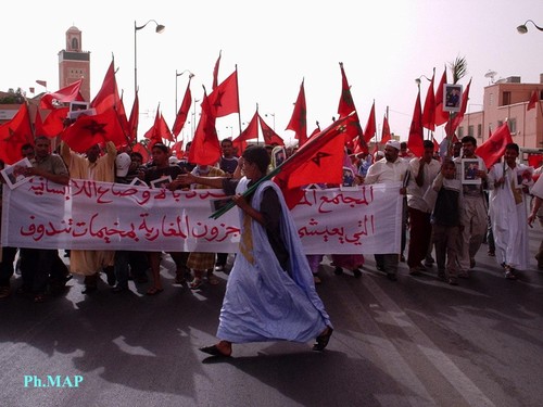 الصحراويون الوطنيون يستقبلون الخونة بالعلام وصور جلالة الملك. 13824411