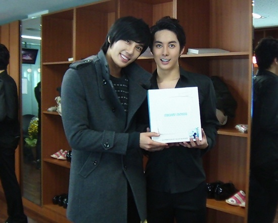 [NEWS 11/29] SS501 Park JungMin, Confirmation Shot at Kim HyungJun Musical �Cafι in�...Gift is Humidifier 20101113