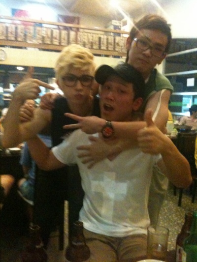 [PICS 100623] U-Kiss with Staff @ Korean Restaurant in Philippines 54293612