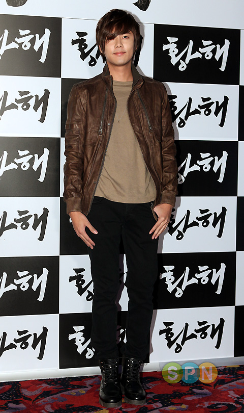 [PICS]12.21 Kim Kyu Jong @ `황해`(감독 나홍진) VIP Premiere Pp101210