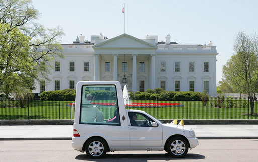 [Historique] Mercedes-Benz fournisseur du Vatican Popemo11