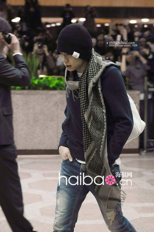 [Pics] Spam of Yoochun with his warm shawl. Az310