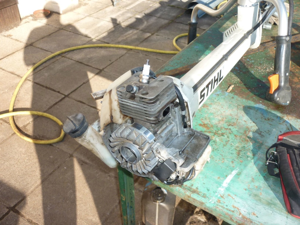 Kit piston cylindre sur une débrousailleuse Stihl FS 350 P1210438
