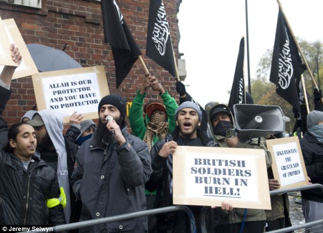 11 novembre à Londres : les sIslamistes  brûle un modèle de coquelicot et délibérément rompu le silence lors des commémorations  Islam10