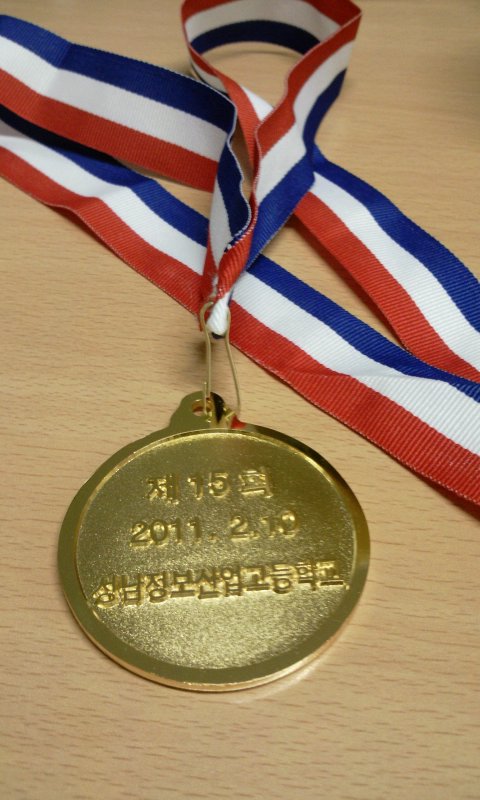 [10/03/11] La médaille de Cap pour ses études (Twitter) 45044610