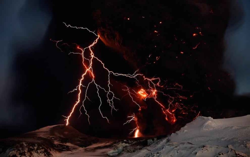 Esplosione vulcanica Islanda: seguiamo la nube di ceneri - Pagina 3 Fulmin10