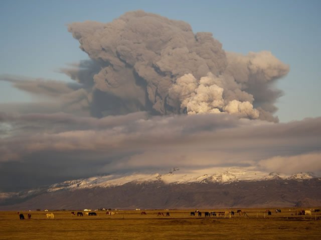 Volcán de Ecuador emanó una columna de 7 kilómetros de cenizas 46757910