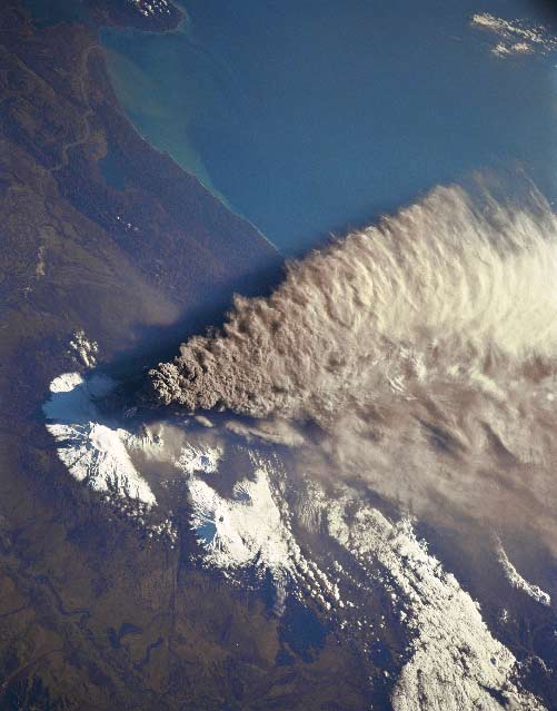 15 de junio 2010 - Cuatro volcanes de la península rusa de Kamchatka, conocida por albergar algunos de los mayores y más llamativos volcanes del mundo, han entrado en erupción. Kamcha11