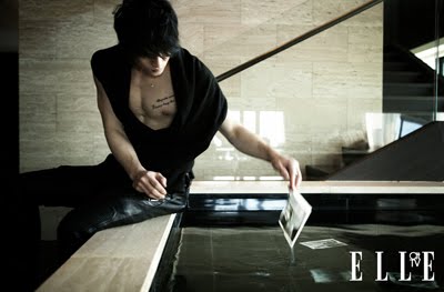 Jaejoong se transforma en un asesino solitario --- ¿Cuál es el significado detrás de su tatuaje en el pecho?  20110322