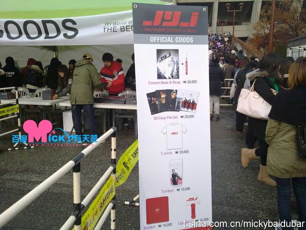 [FOTOS] JYJ Concert Venue + Fan Goods  2108