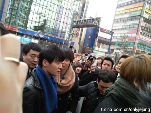 [Foto] JYJ en Myeongdong  3168