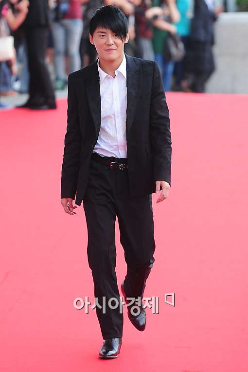 Xiah Junsu en la alfombra roja de los 4to Musical Awards Dossss12