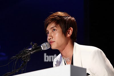 Yunho & Changmin 2010.05.14 Conferencia 3D - James Cameron, SM & Samsung Max1210