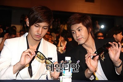 Yunho & Changmin 2010.05.14 Conferencia 3D - James Cameron, SM & Samsung Max1510