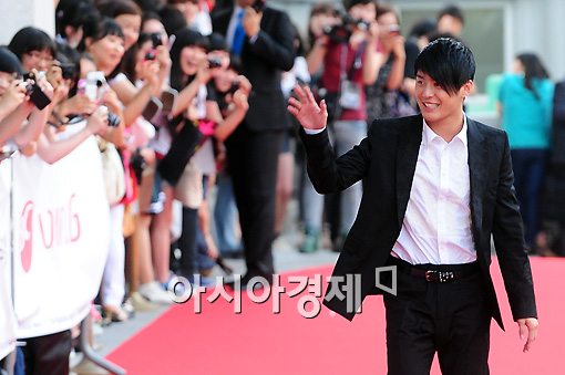 Xiah Junsu en la alfombra roja de los 4to Musical Awards Tres10