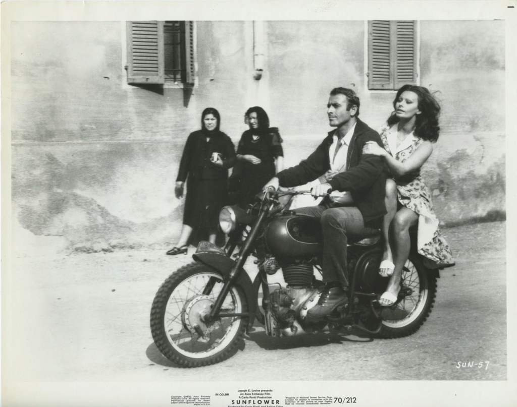 Les Fleurs du soleil. I Girasoli. 1969. Vittorio De Sica. Mv5bmz13