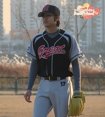 [15.11.2010][Pic+Vids] Young Saeng Went to Play Baseball 219