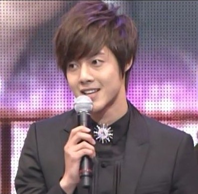 [10/11/2010] Kim Hyun Joong nhận giải BEST DRESS  513