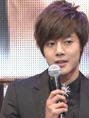 [10/11/2010] Kim Hyun Joong nhận giải BEST DRESS  712