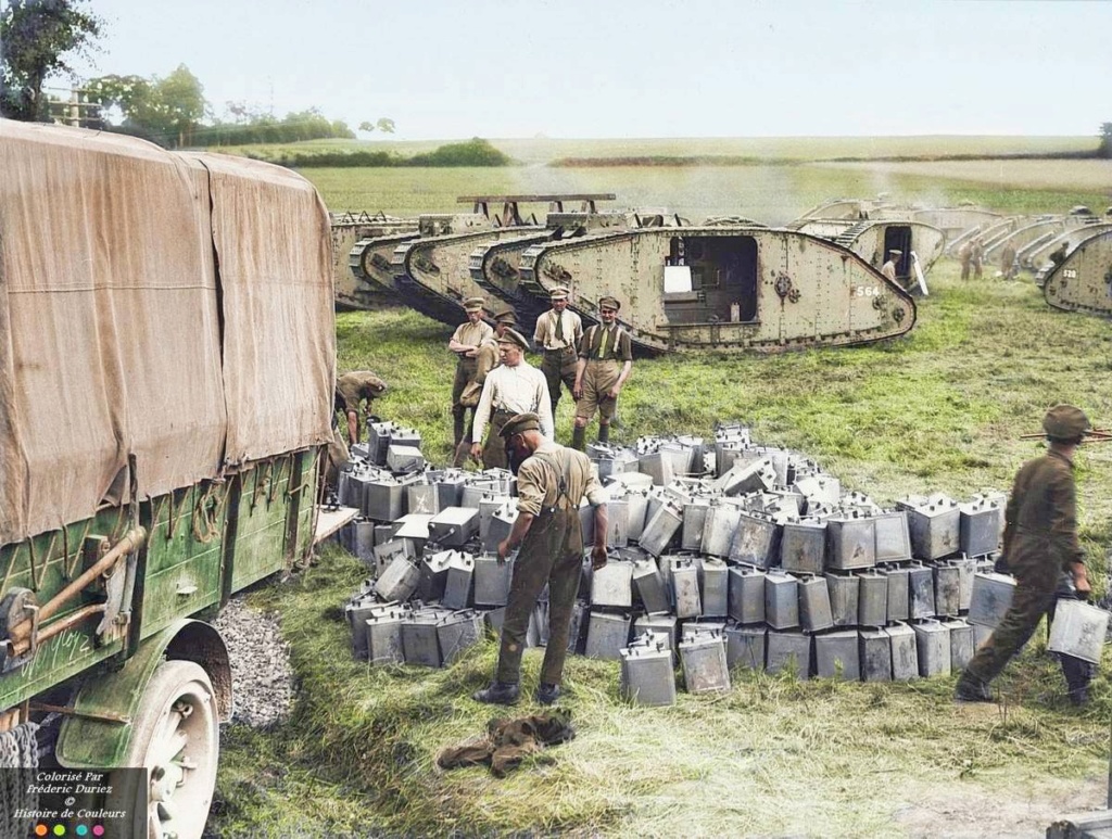 Les bouchons et les bidons de carburants, jerican.  5cb28210