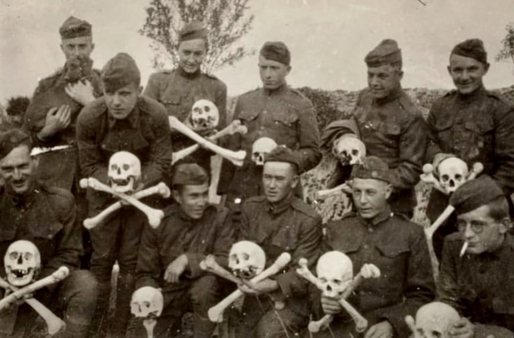 Soldats posant avec crânes et ossements  Bb754410