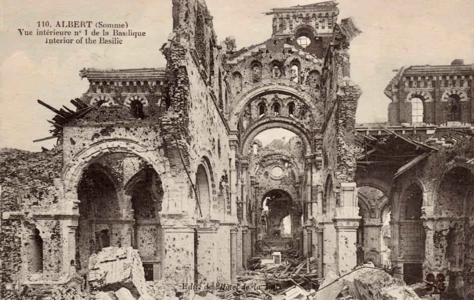 Albert (Somme) Arrière plan Basilique Notre Dame de Brebière F351b910