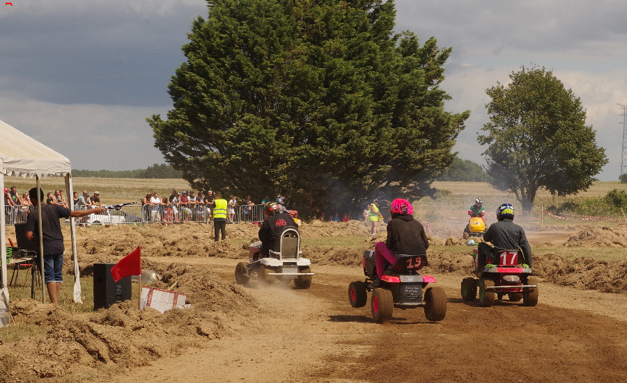 Voiturettes, tracteurs tondeuses, La Course ! Imgp2511