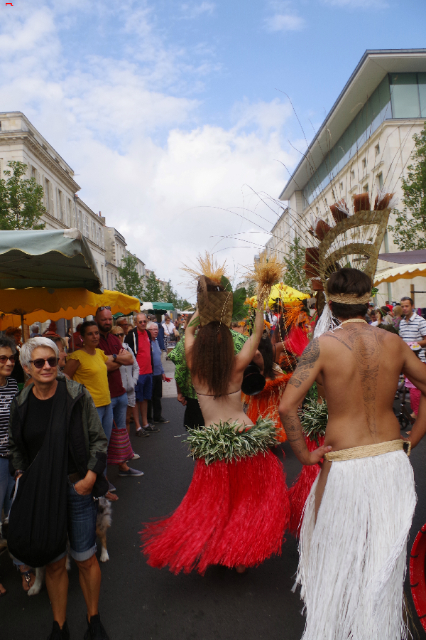 La parade au marché ! Imgp9239