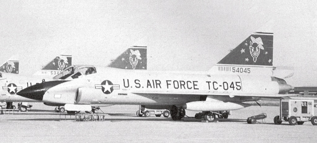 [MENG] Convair TF-102A Delta Dagger "the Tub" 1/72 Convai10
