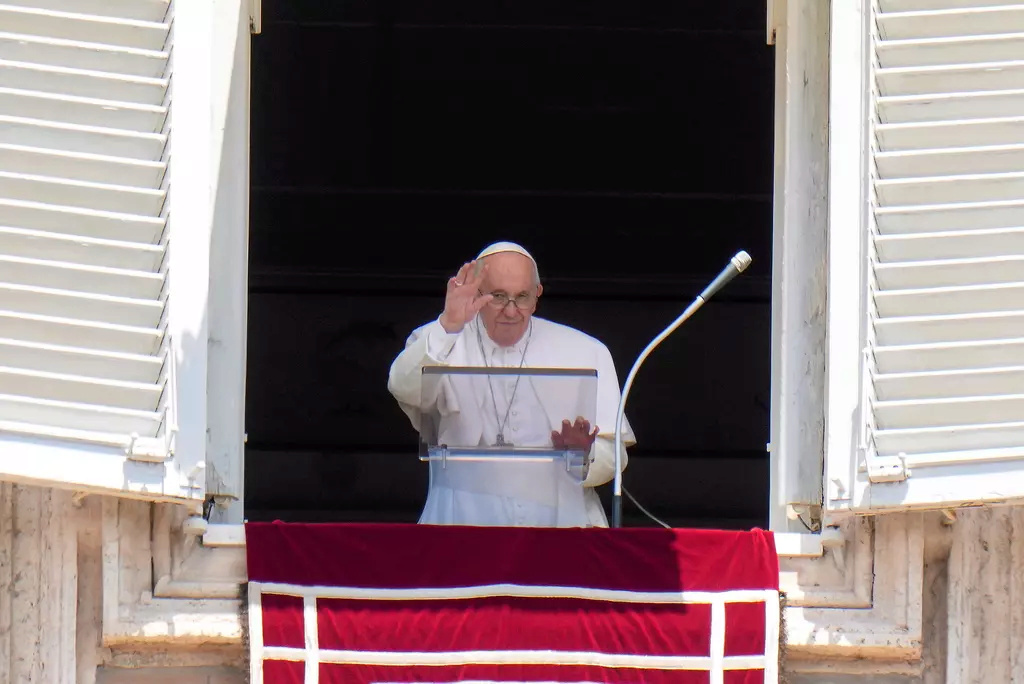 À la défense du pape François... Saluta11