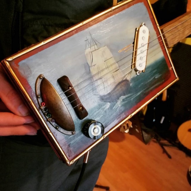 Premiere cigarbox fretless 4 cordes "Bateau" 60540711