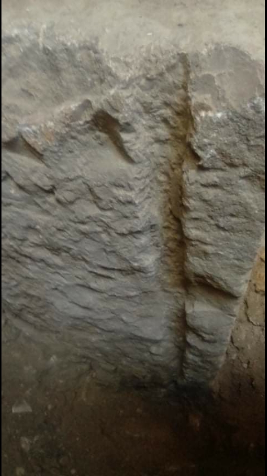  تحليل للسيال و الجرن المربع المرافق له على هذه الصخرة وجدتها على عمق ٣ أمتار  Screen12
