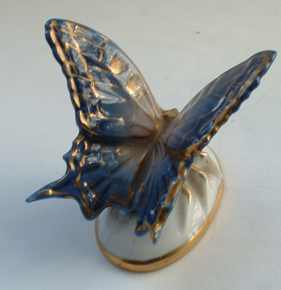 Help needed to identify mark on porcelain butterfly - William Goebel Dscf0015