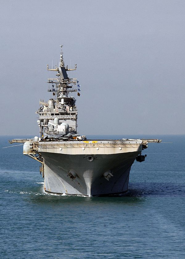 Amphibious assault ship (LHA - LHD - LPD) - Page 3 Web_0923