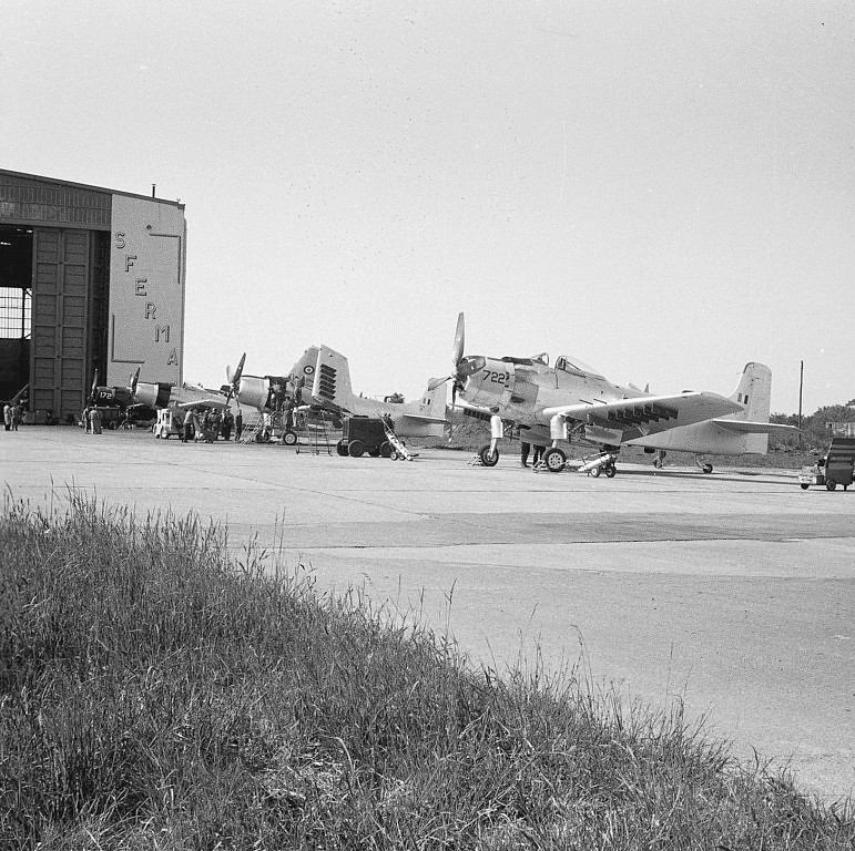 Douglas Skyraider - Page 5 1_33_c10