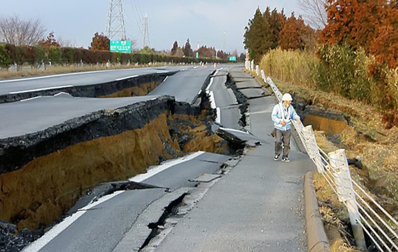 صور لبعض آثار تسونامي اليابان المدمر 20040810