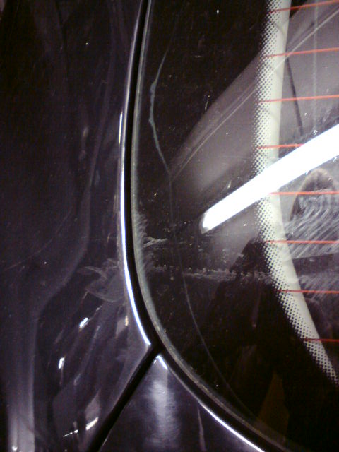 Apparition de traces blanchâtres sur pourtour des vitres des portes battantes AR. Dsc00211
