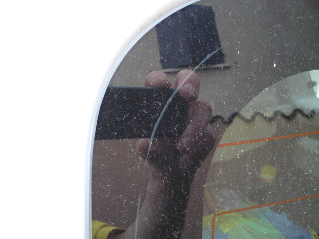 Apparition de traces blanchâtres sur pourtour des vitres des portes battantes AR. Dsc00214